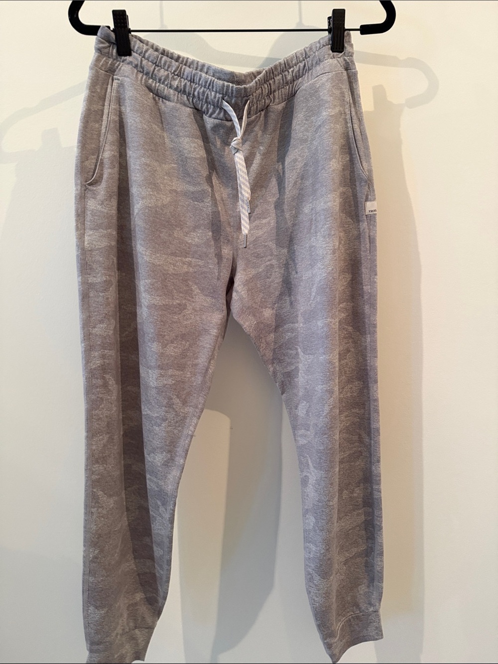Vuori soft grey halo jogger